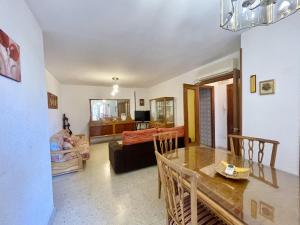 un soggiorno con tavolo e divano di BIG APARTMENT IN THE OLD TOWN a Benidorm