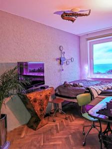 1 dormitorio con cama y mesa con ordenador portátil en Pokoje przy plaży z widokiem na morze, en Sopot