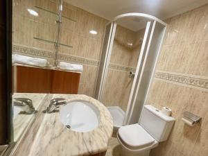 ベニドルムにあるSanta Faz Apartmentのバスルーム(洗面台、トイレ、シャワー付)