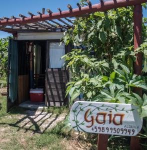 un panneau devant une maison avec jardin dans l'établissement Casa Gaia Cabo Polonio, à Cabo Polonio