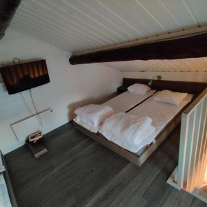 MalåHotell Tjamstan Malå的客房内的一张床上景色
