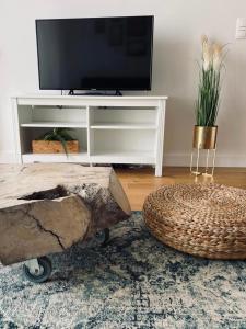 Una sala de estar con un televisor, un sofá y una mesa. en Apartament z Widokiem na Morze, en Gdansk 10 fotos más