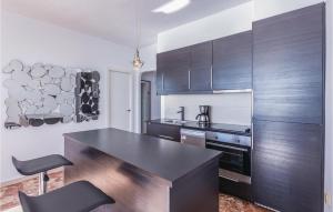 A kitchen or kitchenette at Nice Apartment In Calahonda With Outdoor Swimming Pool