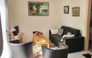 Riec-sur-BélonにあるHoliday Home Riec Sur Belon 3のソファと椅子とテーブルのあるリビングルーム