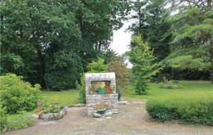 Riec-sur-BélonにあるHoliday Home Riec Sur Belon 3の庭中石暖炉