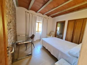 1 dormitorio con 1 cama y TV en una habitación en Morna valley, en Sant Carles de Peralta