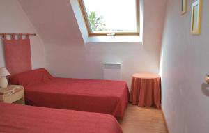 プレスタン・レ・グレーヴにあるAwesome Home In Plestin Les Greves With 2 Bedrooms And Wifiのベッド2台と窓が備わる小さな客室です。