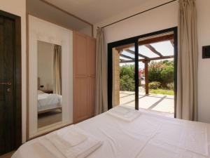 a bedroom with a bed and a large mirror at Baia Del Faro in Palau