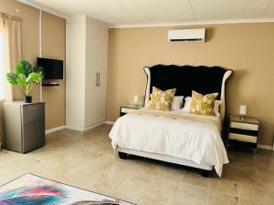 Aaron's Nest Bed and Breakfast客房内的一张或多张床位
