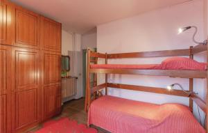 ガルドーネ・リヴィエラにあるRicordoの二段ベッド2台とクローゼットが備わる客室です。