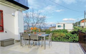patio con mesa y sillas en el balcón en Nannina, en Corbara