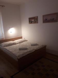 Postel nebo postele na pokoji v ubytování Szalay Vendégház