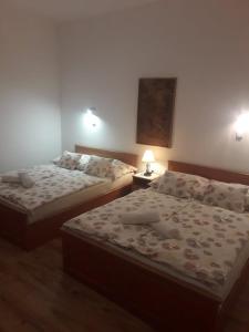 En eller flere senge i et værelse på Szalay Vendégház