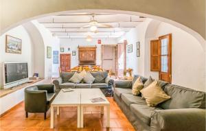 uma sala de estar com sofás, uma mesa e uma televisão em Los Conventos em Adamuz