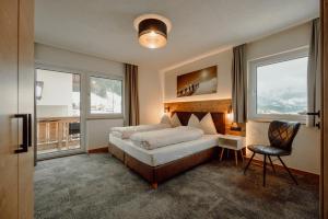 - une chambre avec un lit, un bureau et 2 fenêtres dans l'établissement StadlHof, à Flachau