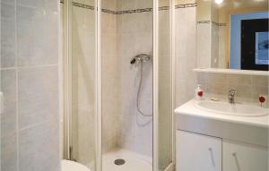 Ένα μπάνιο στο Awesome Apartment In Premanon +4 φωτογραφίες