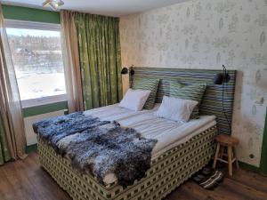 Una cama o camas en una habitación de Hotell Bruksvallsliden