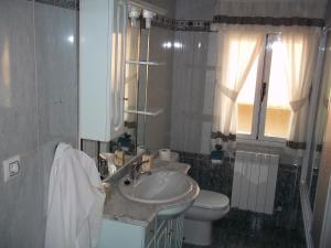 a bathroom with a sink and a toilet at Casa Rural La Esmeralda in Navarredonda de Gredos +13 photos