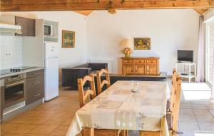 a kitchen and dining room with a table and chairs at Amazing Home In Roisel With 2 Bedrooms And Wifi in Roisel