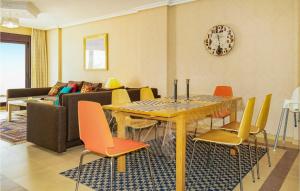 ein Wohnzimmer mit einem Esstisch und Stühlen in der Unterkunft Stunning Apartment In Marbella With Wifi in Marbella