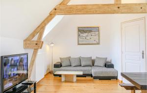 a living room with a couch and a tv at 2 Bedroom Amazing Apartment In Ponts in Ponts