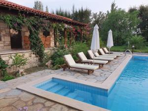 Bazén v ubytování Villa D'Louca nebo v jeho okolí