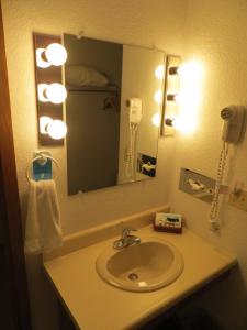 La salle de bains est pourvue d'un lavabo et d'un miroir. dans l'établissement The Nordic Lodge, à Sister Bay