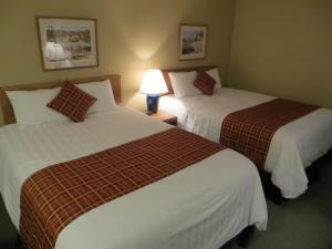 a hotel room with two beds and two lamps at The Nordic Lodge in Sister Bay
