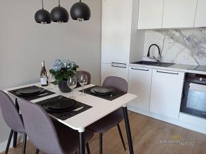 Kuchyňa alebo kuchynka v ubytovaní Apartament Amber - AZW Gdańsk
