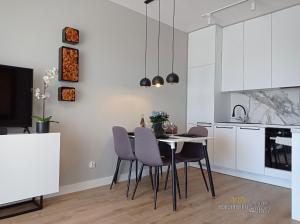Kuchyňa alebo kuchynka v ubytovaní Apartament Amber - AZW Gdańsk + 37 fotografií