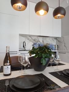 Kuchyňa alebo kuchynka v ubytovaní Apartament Amber - AZW Gdańsk