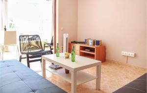 アリカンテにある2 Bedroom Pet Friendly Apartment In Alicanteのリビングルーム(テーブル、ソファ付)