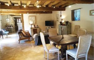 sala de estar con mesa de madera y sillas en 2 Bedroom Cozy Home In Ruffey Les Beaune, en Ruffey-lès-Beaune