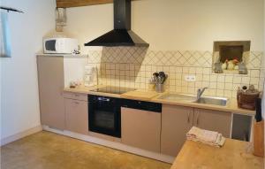 Η κουζίνα ή μικρή κουζίνα στο Stunning Home In Ruffey Les Beaune