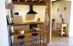 cocina con encimera y taburetes en una habitación en 2 Bedroom Cozy Home In Ruffey Les Beaune, en Ruffey-lès-Beaune