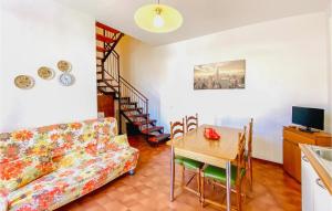 sala de estar con sofá y mesa en Calabria G41, en Lido di Pomposa
