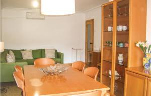 トッサ・デ・マールにある4 Bedroom Stunning Apartment In Tossa De Marのリビングルーム(テーブル、緑のソファ付)