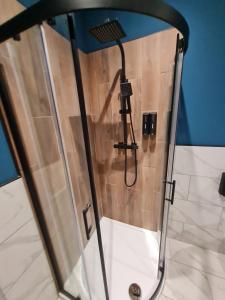 eine Dusche in einem Badezimmer mit einer Glastür in der Unterkunft 4 BR Luxury House. Bike Park Wales. Secure Bike Store. Brecon Beacons in Dowlais + 11 Fotos