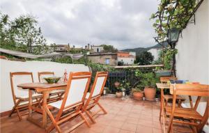 patio ze stołem i krzesłami na balkonie w obiekcie Amazing Home In Ceret With Wifi w mieście Céret