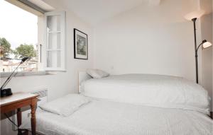Un pat sau paturi într-o cameră la Amazing Home In Ceret With Wifi