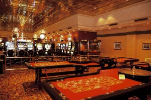 uma sala de poker com mesas e máquinas num casino em Epic Hotel Villa Mercedes em Villa Mercedes