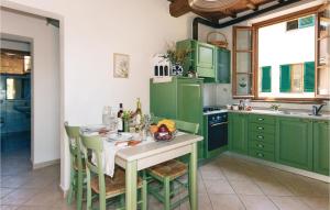 uma cozinha com armários verdes e uma mesa e cadeiras em Apt, 9 em Querce