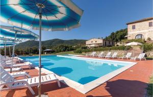 una grande piscina con sedie e ombrellone di Monterufoli 3v a Pomarance