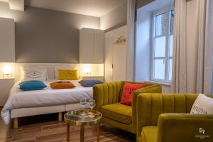 ein Schlafzimmer mit einem Bett, einer Couch und einem Stuhl in der Unterkunft Activinum in Givry