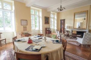 una grande sala da pranzo con tavolo e sedie di Domaine de Lalande a Vénès
