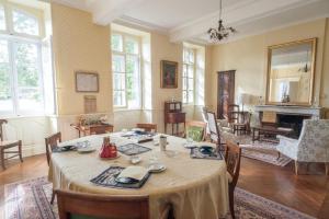 a large dining room with a table and chairs at Domaine de Lalande in Vénès