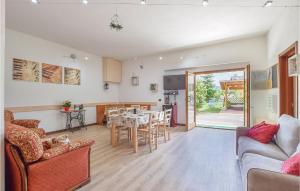 uma cozinha e sala de estar com mesa e cadeiras em Gorgeous Home In Sovramonte With Wifi em Sovramonte