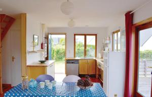 Una cocina o cocineta en 2 Bedroom Lovely Home In Loctudy
