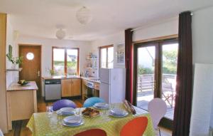 ロクテュディにあるNice Home In Loctudy With 2 Bedroomsのキッチン(テーブル、椅子付)、キッチン(テーブル、テーブル付)