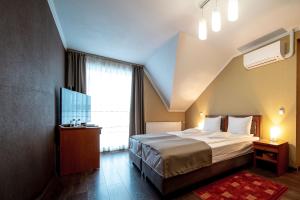 A bed or beds in a room at Areo Hotel & Restaurant